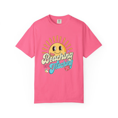 Beaching Not Teaching T-Shirt - Unisex Fun Tee for Summer, Gift for Teachers, Perfect for Vacations, Surfing and Relaxation